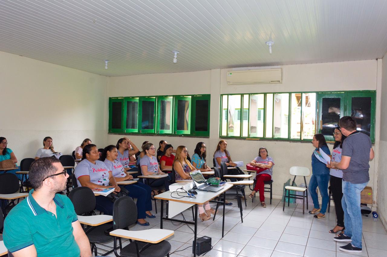 Professora na sala de aula em Buriti dos Lopes