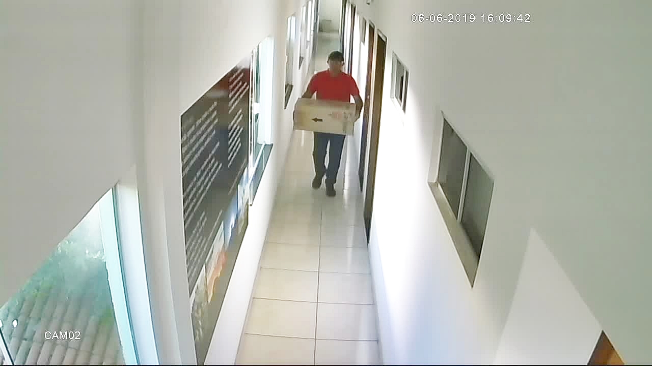 Acusado realizando furtos