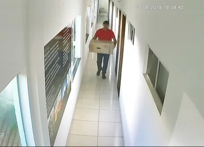 Acusado realizando furtos