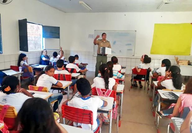 Polícia Militar realiza ações de resistência às drogas em escola de Altos