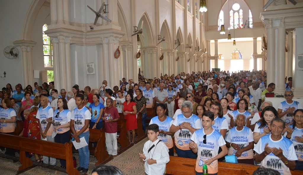 Católicos lotam Catedral na missa de encerramento da Caminhada da Paz