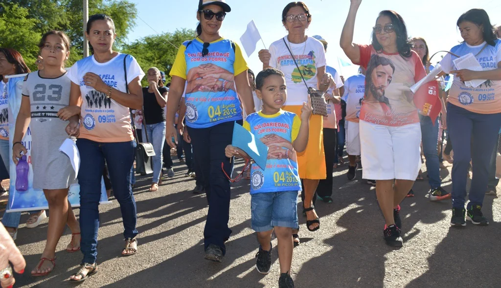 Crianças presentes na Caminhada da Paz