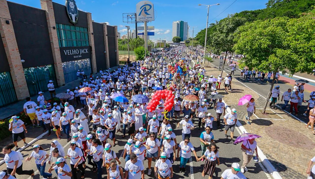Cristãos acompanham o trio elétrico na 24ª Caminhada da Fraternidade