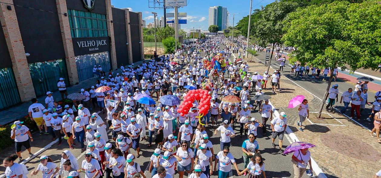Cristãos acompanham o trio elétrico na 24ª Caminhada da Fraternidade