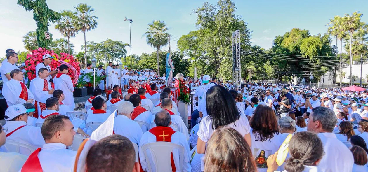 Cristãos na missa antes da 24ª Caminhada da Fraternidade