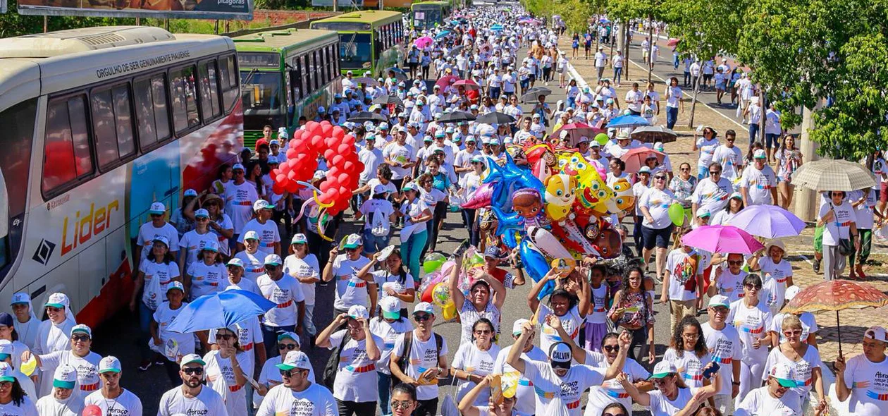 Fiéis participam da 24ª Caminhada da Fraternidade