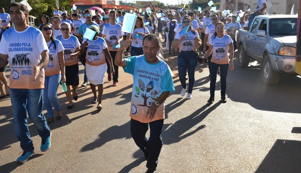 Pessoas de todas as idades participaram da caminhada