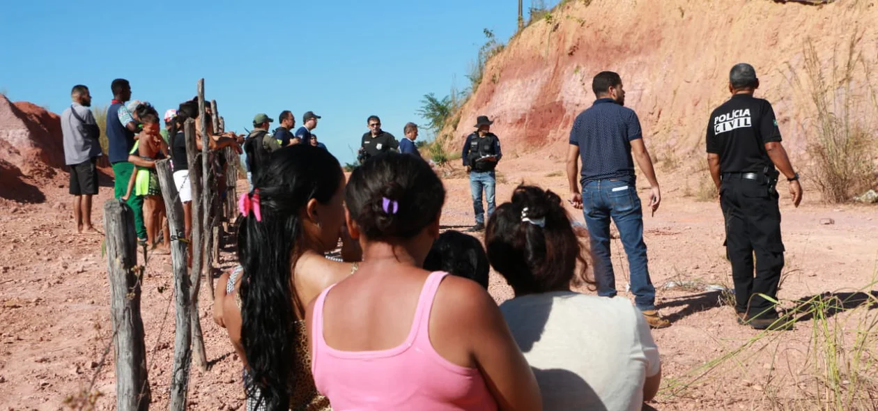 Curiosos no local do crime