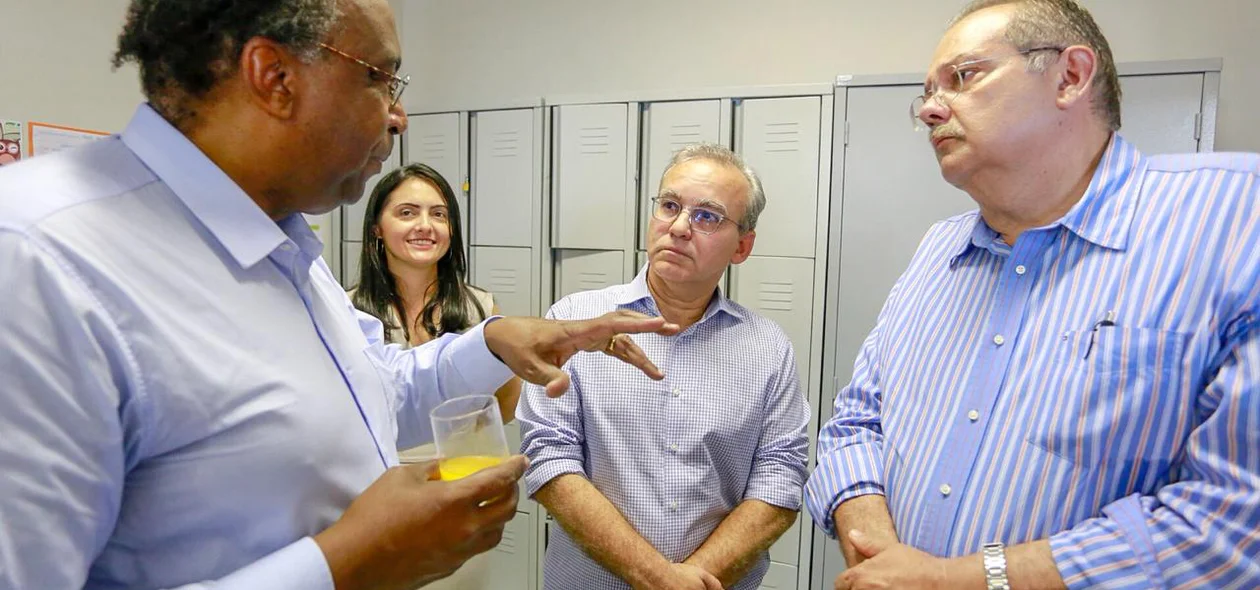 Firmino Filho e Carlos Alberto Decotelli durante inauguração de escola