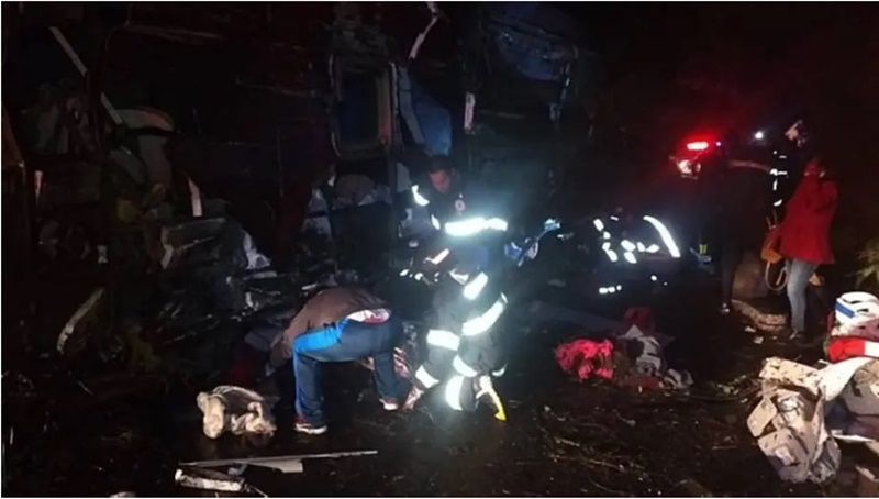 Ônibus que capotou estaria levando passageiros para o litoral sul de São Paulo