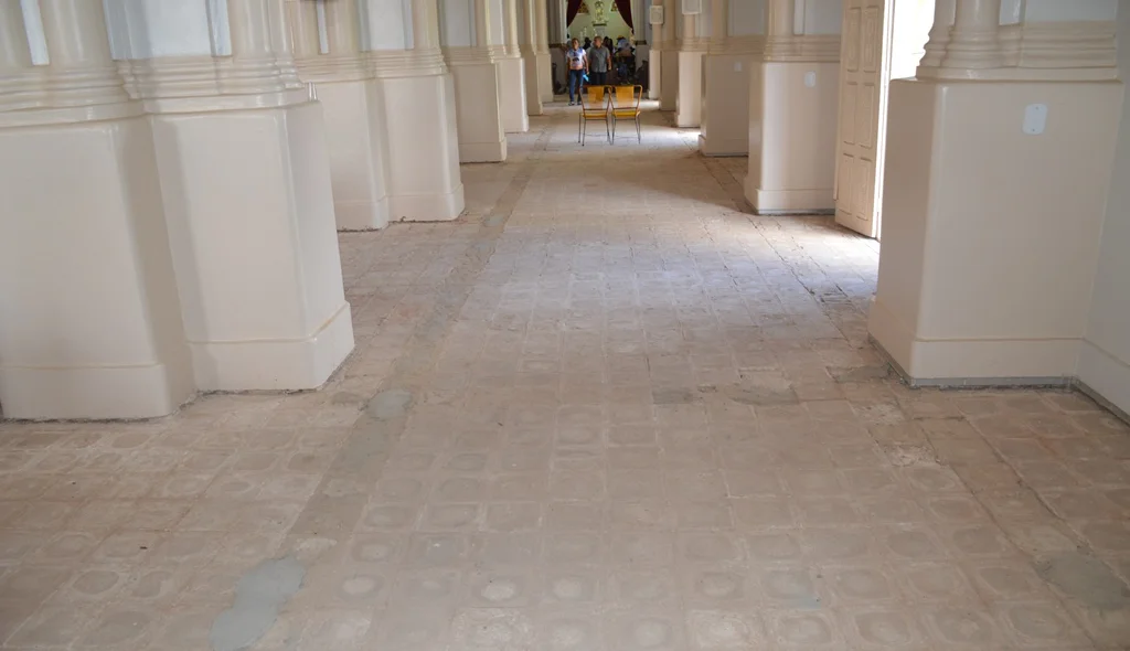 Parte do piso foi retirada