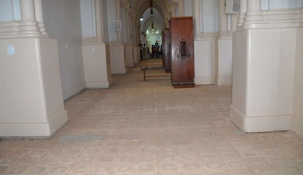 Troca do piso da Catedral continua parada