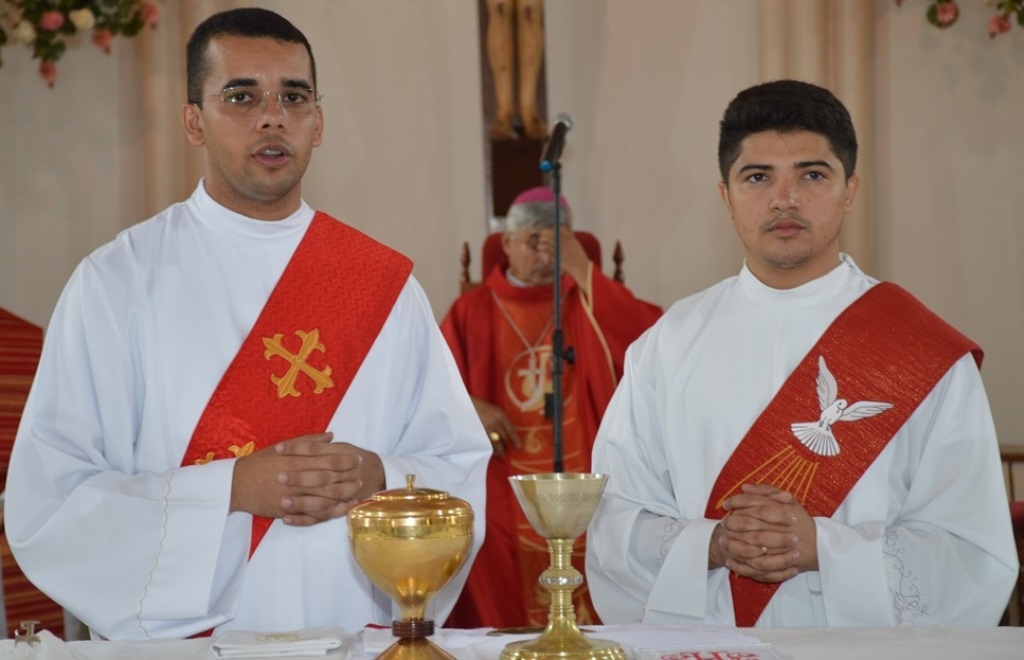 Diáconos Cláudio e Ramires serão ordenados padres