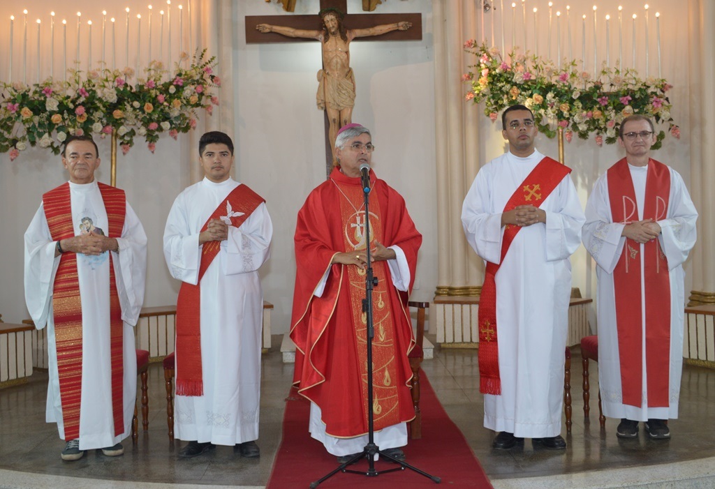 Futuros padres participam de celebração ao lado do bispo dom Plínio