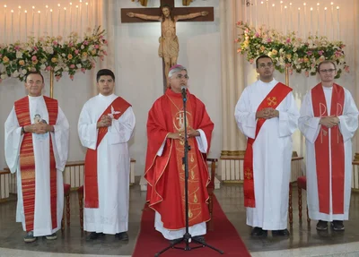 Futuros padres participam de celebração ao lado do bispo dom Plínio