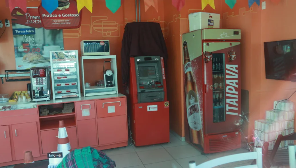 Bandidos invadiram a loja de conveniência