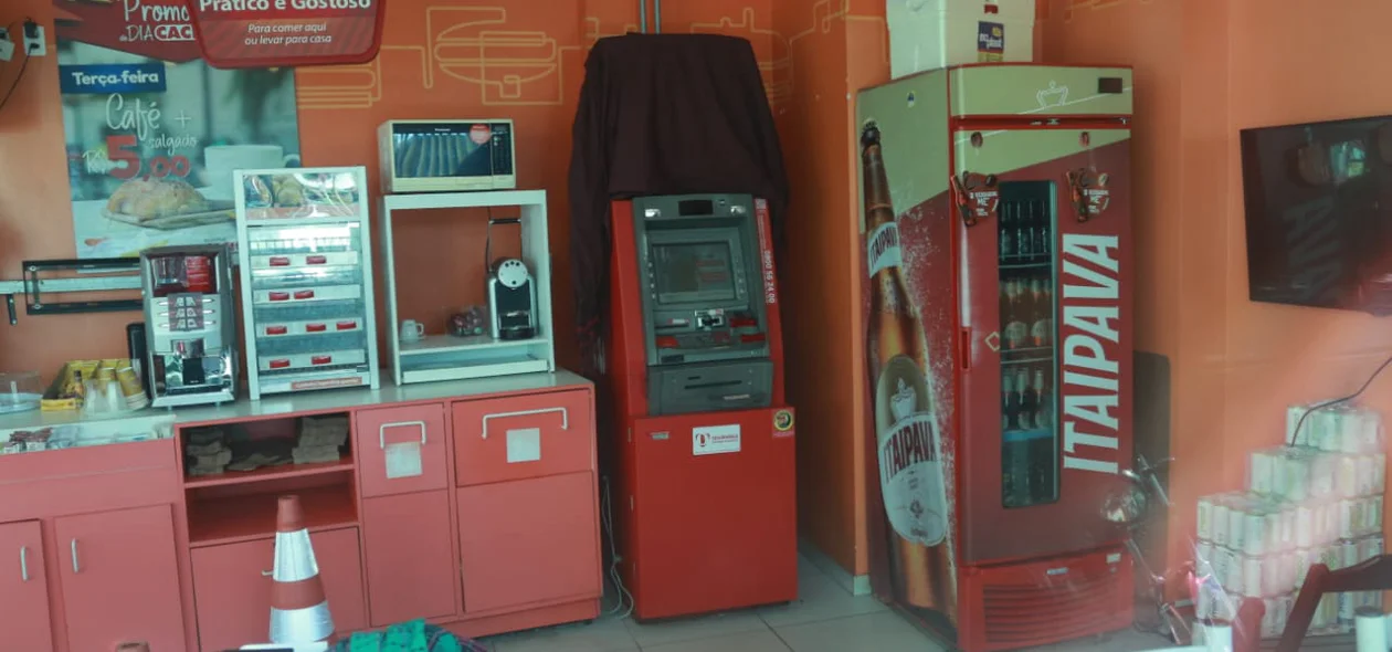 Bandidos invadiram a loja de conveniência