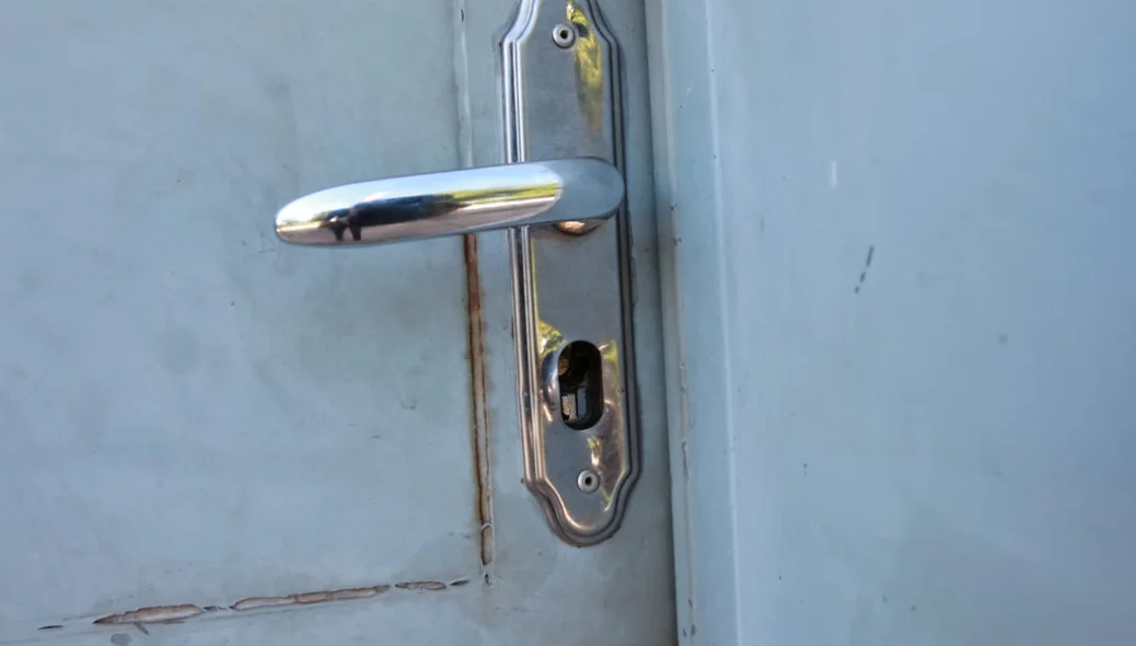 Porta foi arrombada pelos criminosos
