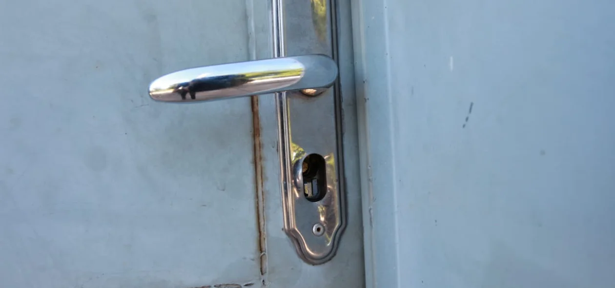 Porta foi arrombada pelos criminosos