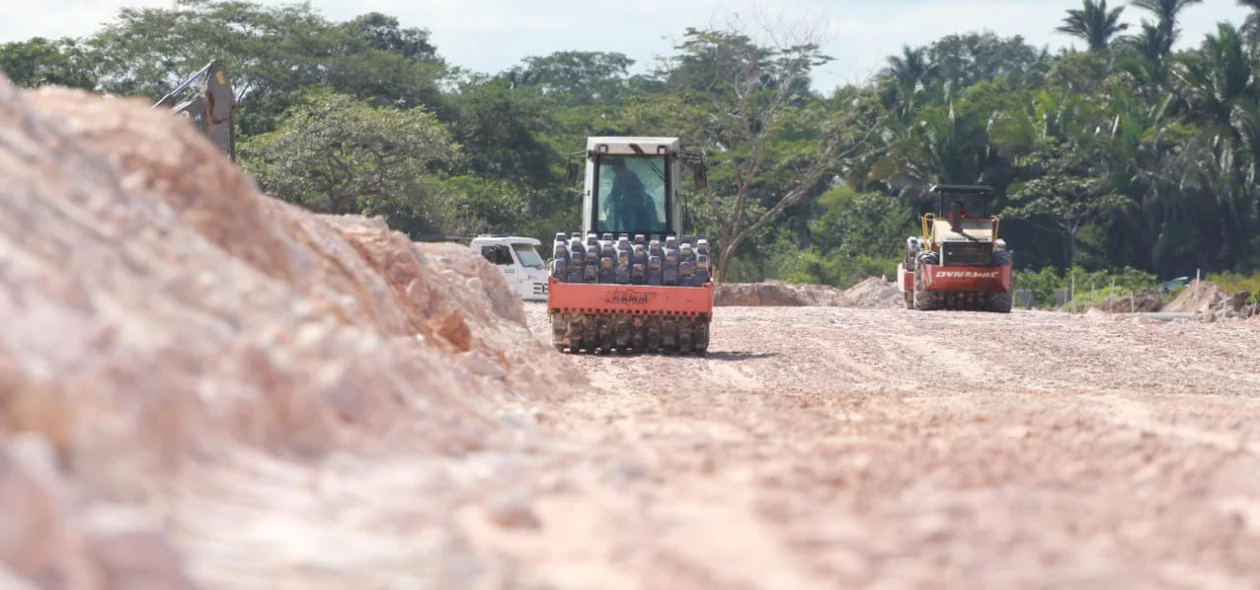 Trabalhadores em obra na zona leste de Teresina