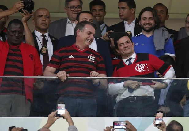 Bolsonaro e Moro assistindo ao jogo do Flamengo