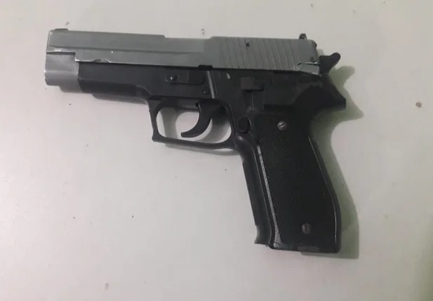 Simulacro de arma de fogo apreendido