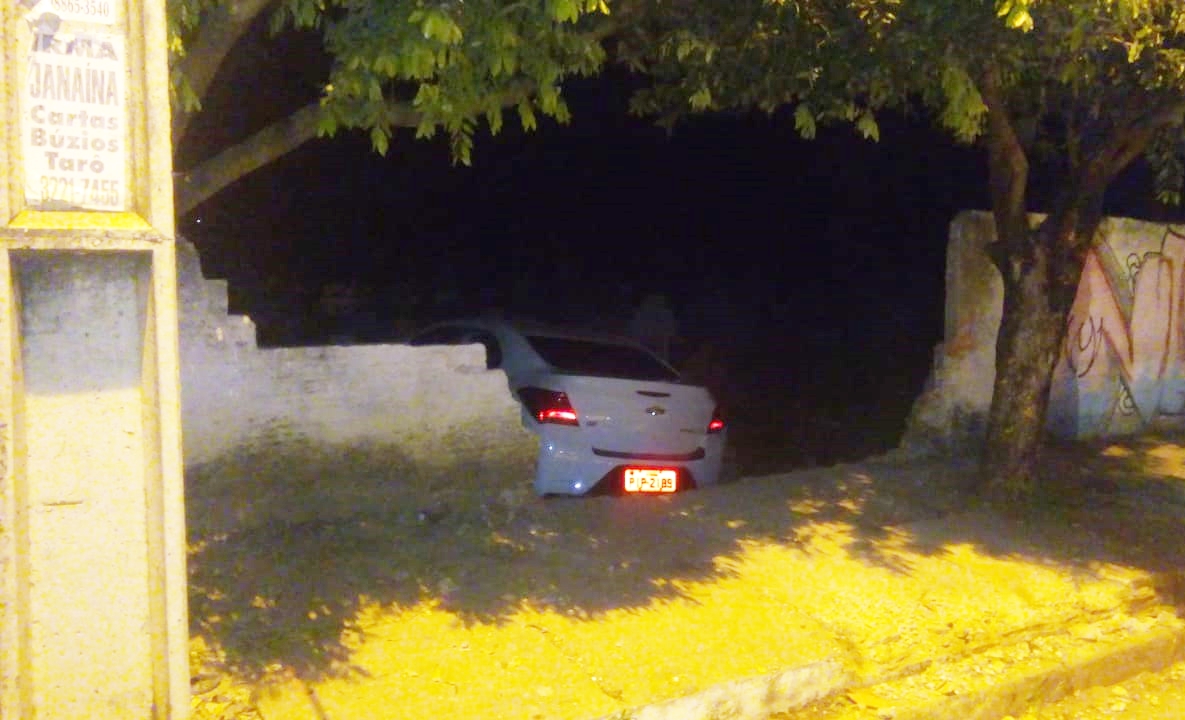 Veículo invadiu o cemitério