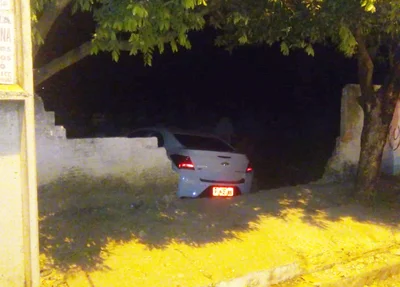 Veículo invadiu o cemitério