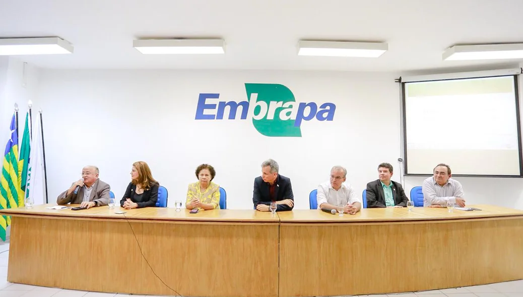 Autoridades no aniversário de 44 anos da Embrapa
