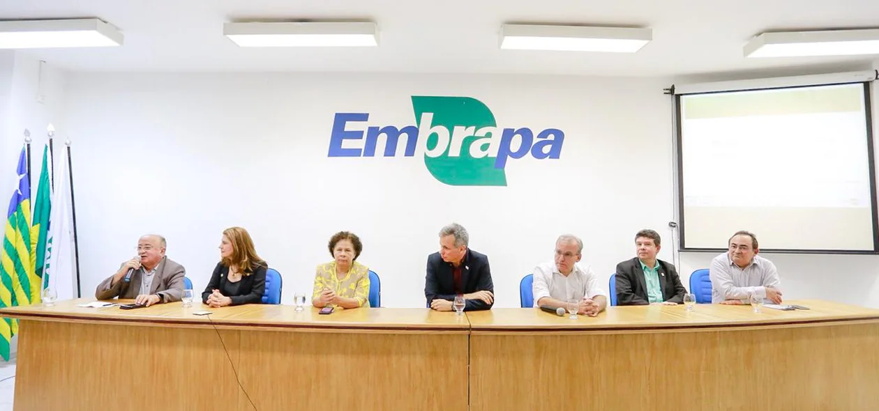 Autoridades no aniversário de 44 anos da Embrapa
