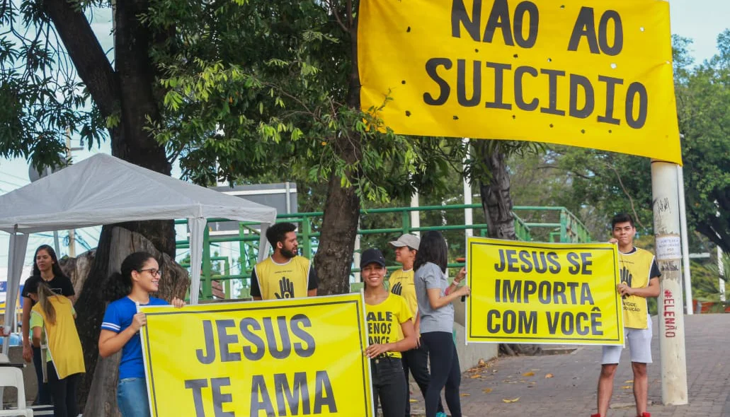 Cartazes Não ao Suicídio na subida da Ponte JK