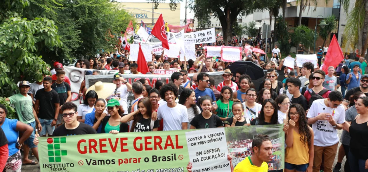 Estudantes participam da manifestação