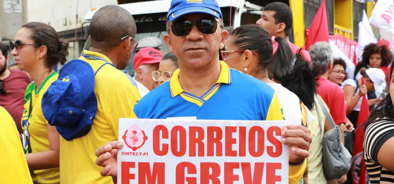 Funcionários dos Correios participam da manifestação