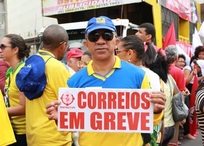 Funcionários dos Correios participam da manifestação