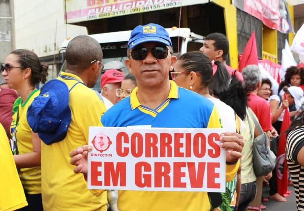 Funcionários dos Correios participam da manifestação