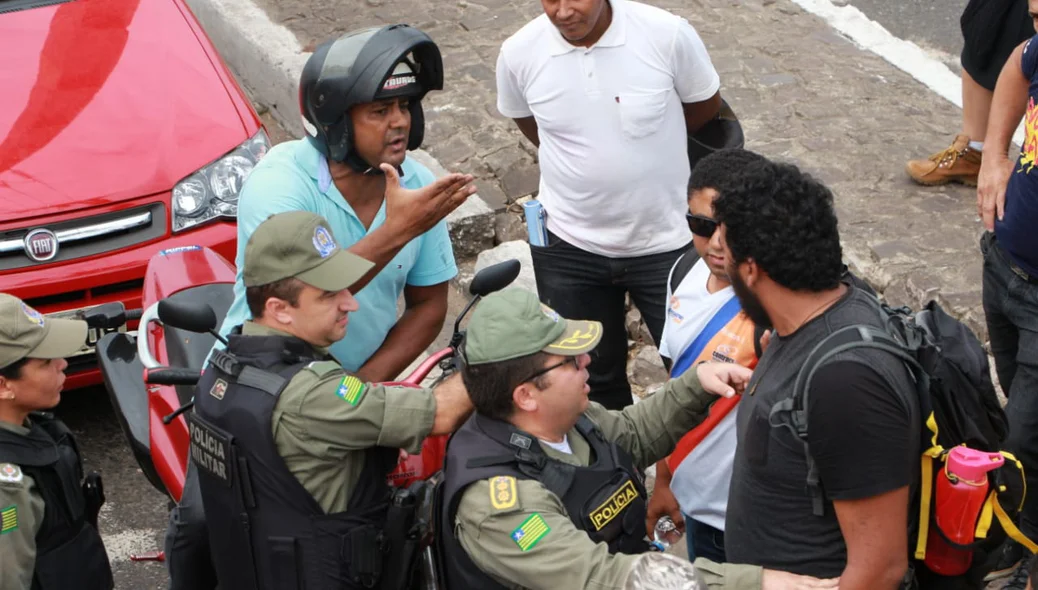 Manifestante discute com motociclista na Avenida Maranhão