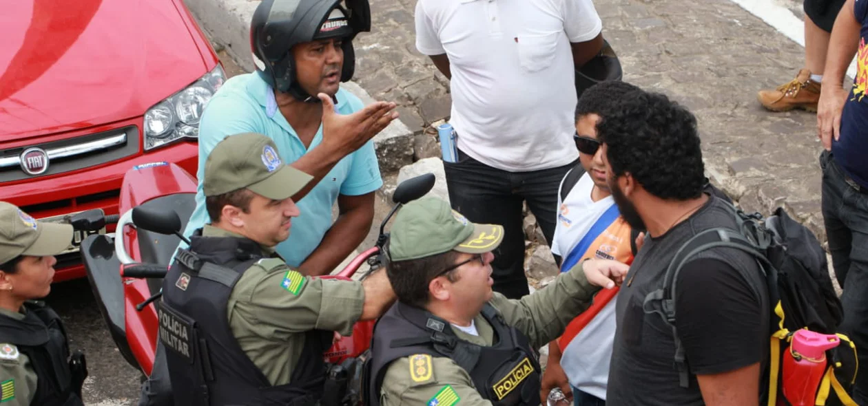Manifestante discute com motociclista na Avenida Maranhão