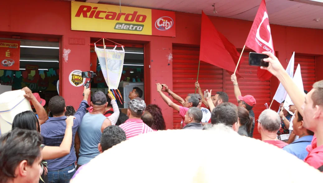 Manifestantes coagiram logistas a fecharem as portas 