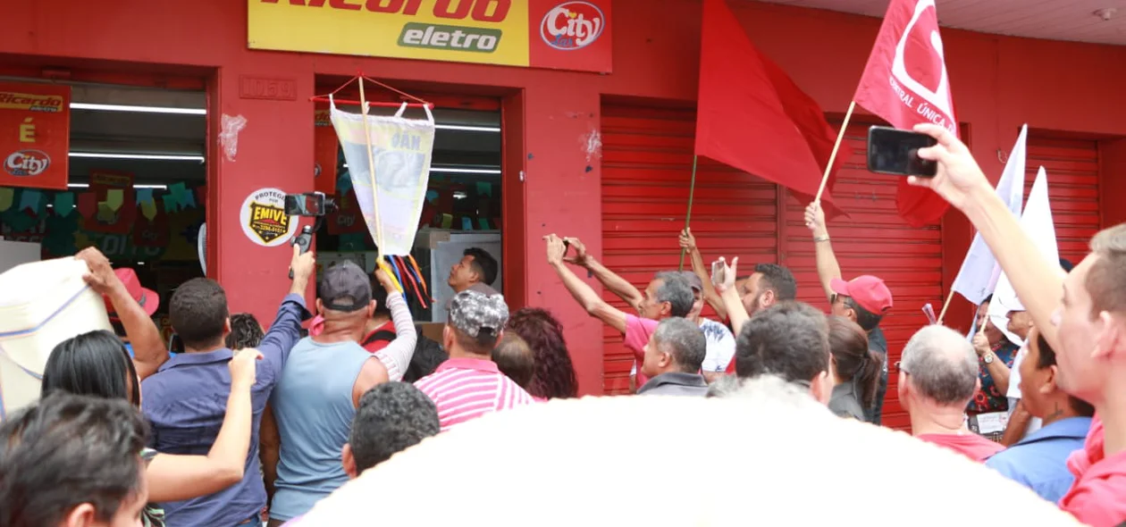 Manifestantes coagiram logistas a fecharem as portas 