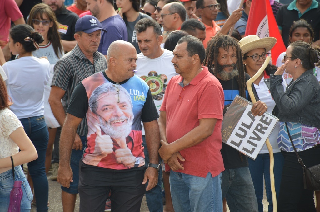 Manifestantes defendem Lula Livre