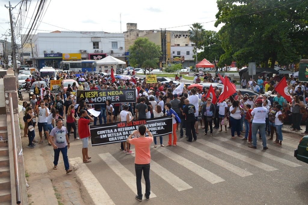 Manifestantes fazem parada na Praça Félix Pacheco