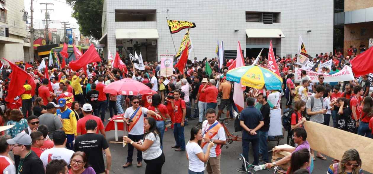 Manifestantes no centro de Teresina