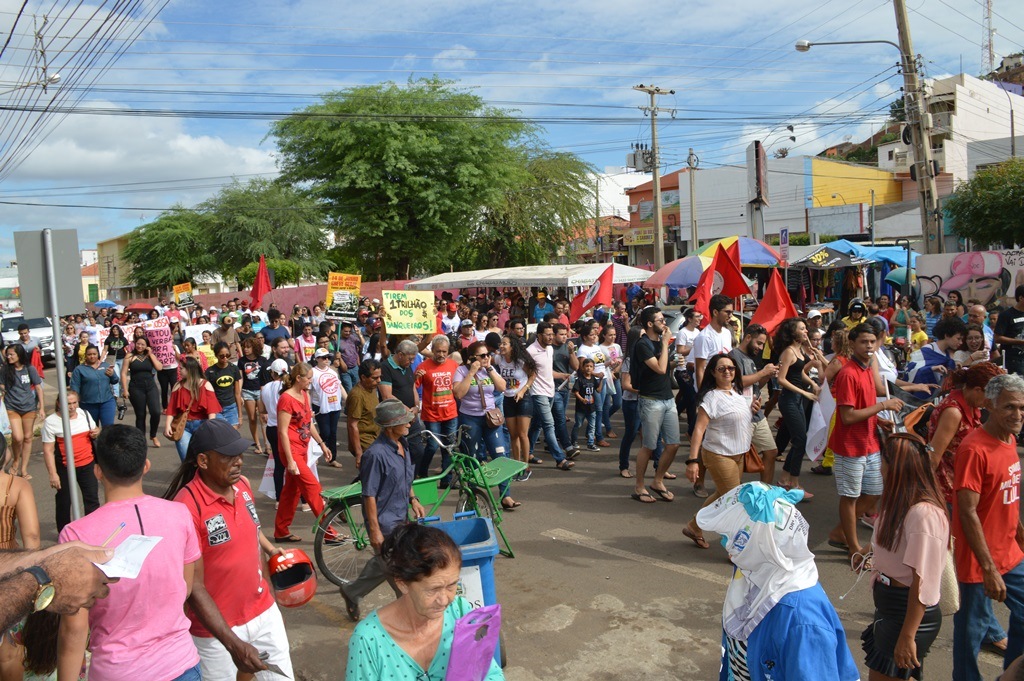Manifestantes percorrem ruas de Picos