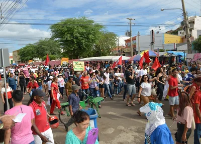 Manifestantes percorrem ruas de Picos