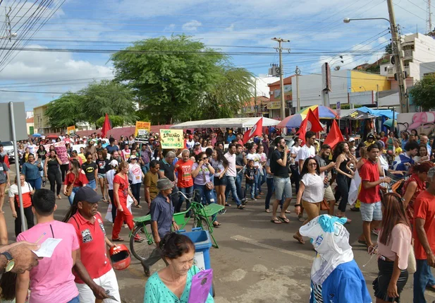 Manifestantes percorrem ruas de Picos