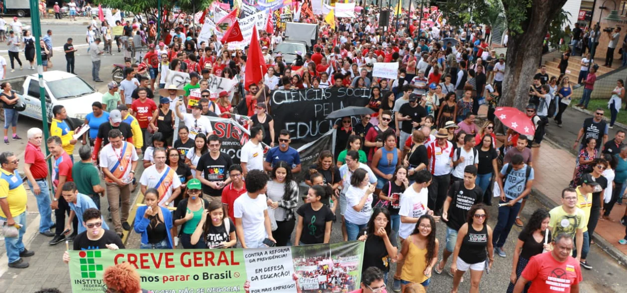 Manifestantes percorrem ruas do centro de Teresina