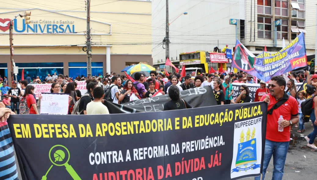 Manifestantes protestam contra cortes na educação