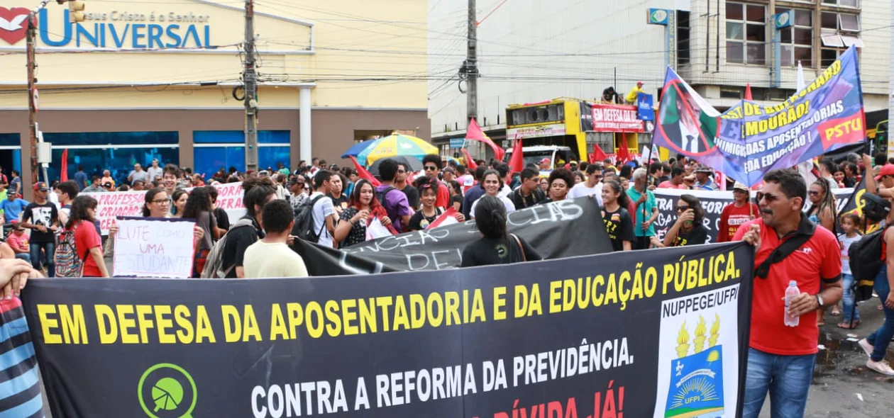 Manifestantes protestam contra cortes na educação
