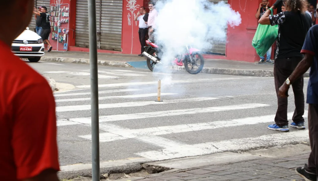 Manifestantes utilizaram fogos de artifícios 