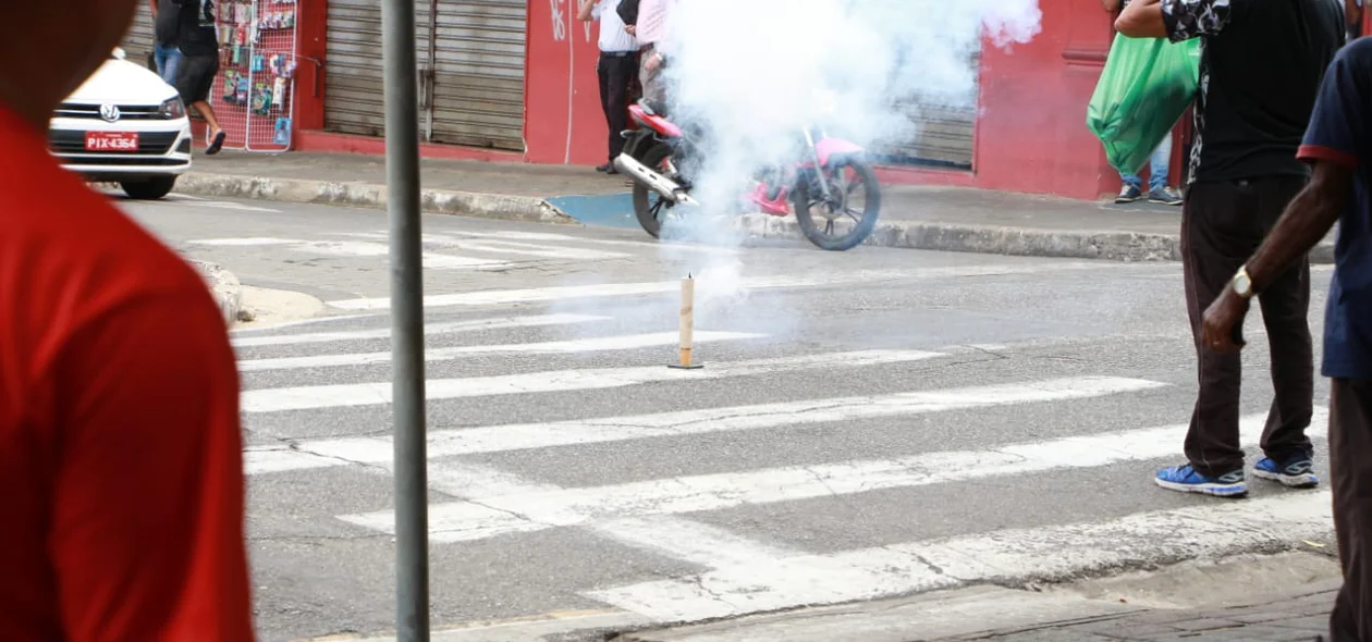 Manifestantes utilizaram fogos de artifícios 